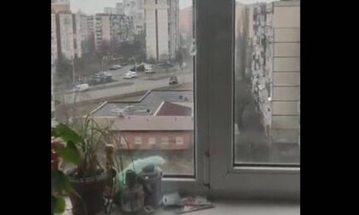 Πόλεμος στην Ουκρανία: Τεθωρακισμένο πάτησε αυτοκίνητο σε προάστιο του Κιέβου – Συγκλονιστικά βίντεο