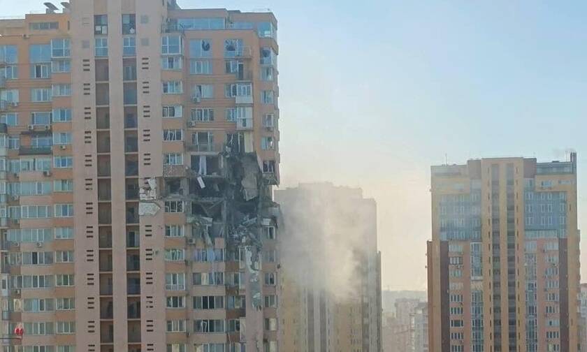 Πόλεμος στην Ουκρανία: Δραματικές εικόνες από χτύπημα με πύραυλο σε κτήριο με πολίτες στο Κίεβο