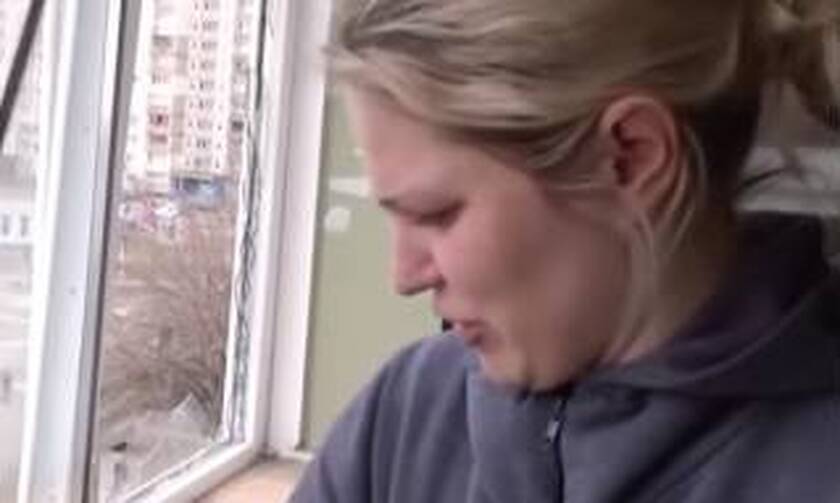 Πόλεμος στην Ουκρανία: Γυναίκα μαζεύει τα συντρίμμια του σπιτιού της τραγουδώντας 