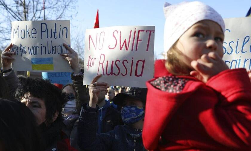 Guardian: Γαλλία, Ιταλία, Ελλάδα, Κύπρος και Ουγγαρία υπέρ του αποκλεισμού της Ρωσίας από το Swift