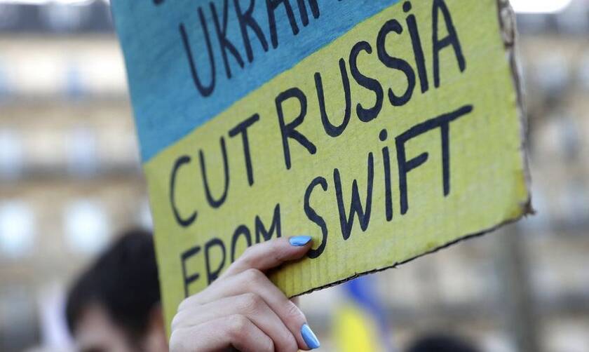 Πόλεμος στην Ουκρανία: Τι είναι το σύστημα SWIFT που μπορεί να «πληγώσει» τον Πούτιν