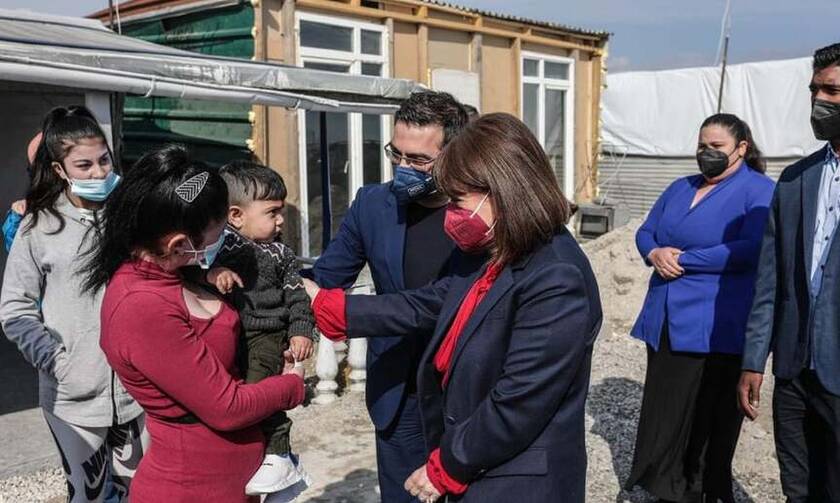 Κατερίνα Σακελλαροπούλου: Επίσκεψη σε οικισμό Ρομά