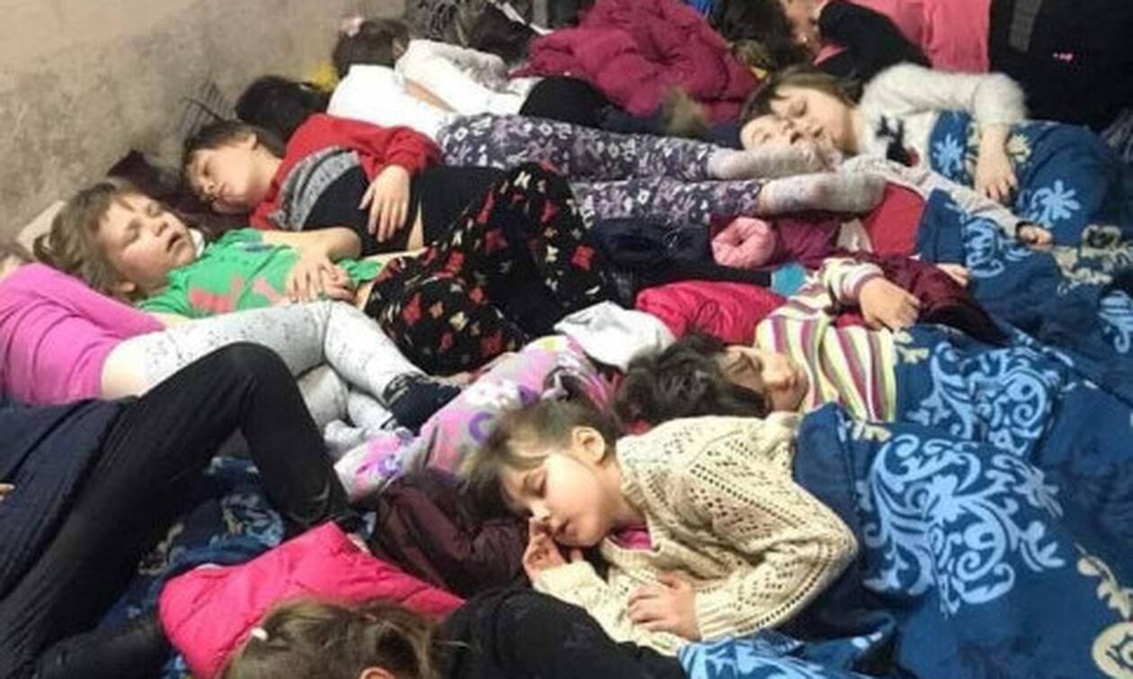 Πόλεμος στην Ουκρανία: Συγκλονιστικές εικόνες με παιδιά να κοιμούνται στο πάτωμα καταφύγιου