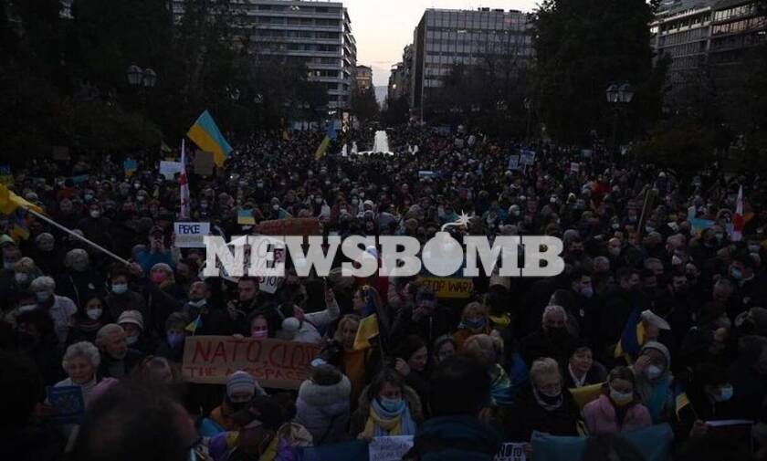 Ουκρανία: Αντιπολεμική συγκέντρωση στην Αθήνα – Στο Σύνταγμα και ο Κώστας Μπακογιάννης