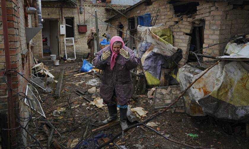 Γυναίκα στα συντρίμμια του σπιτιού της σε προάστιο του Κιέβου
