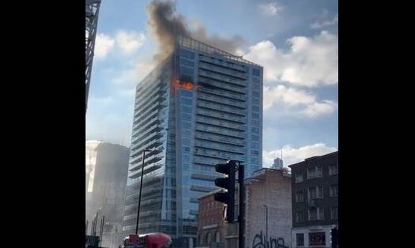 Λονδίνο: Μεγάλη φωτιά σε πολυώροφο κτήριο