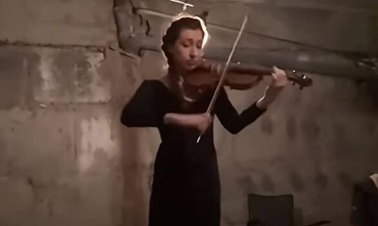 Πόλεμος στην Ουκρανία: Μουσικός παίζει βιολί στο καταφύγιο για να διαλύσει τον φόβο του θανάτου