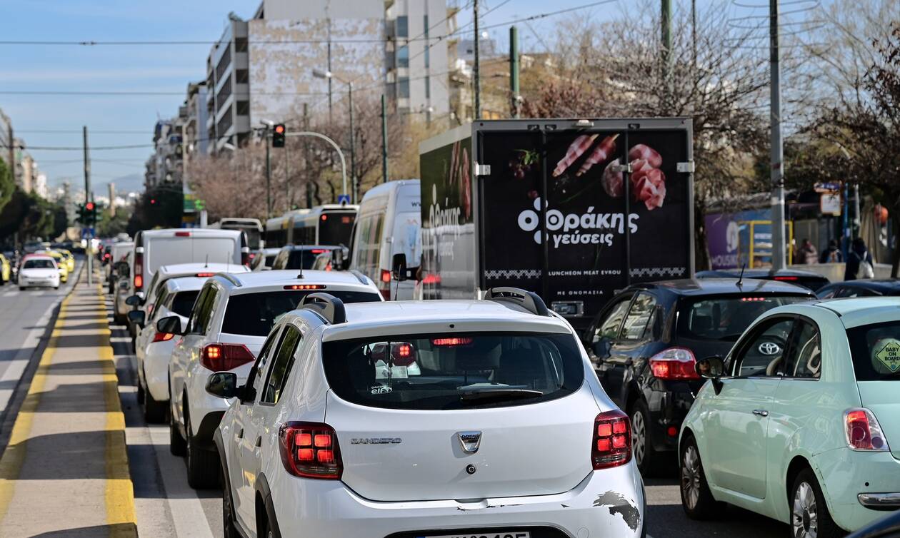 Κίνηση στους δρόμους: Σύγκρουση ΙΧ με φορτηγό στη λεωφόρο Αθηνών