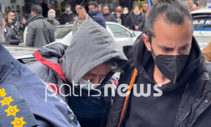 Ανδραβίδα: Το πλήθος ξέσπασε βρίζοντας χυδαία τον μακελάρη έξω από τα δικαστήρια