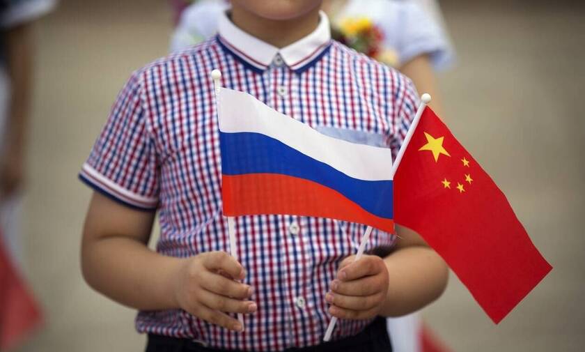 Στο πλάι της Ρωσίας η Κίνα: «Το ΝΑΤΟ ευθύνεται για την κλιμάκωση της έντασης με την Ουκρανία»