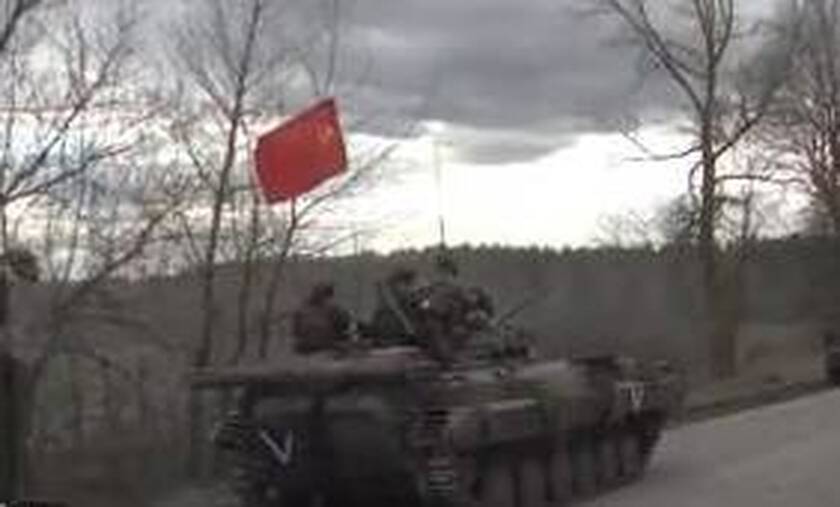 Πόλεμος στην Ουκρανία: Τα ρωσικά άρματα επελαύνουν με τη σημαία των μπολσεβίκων