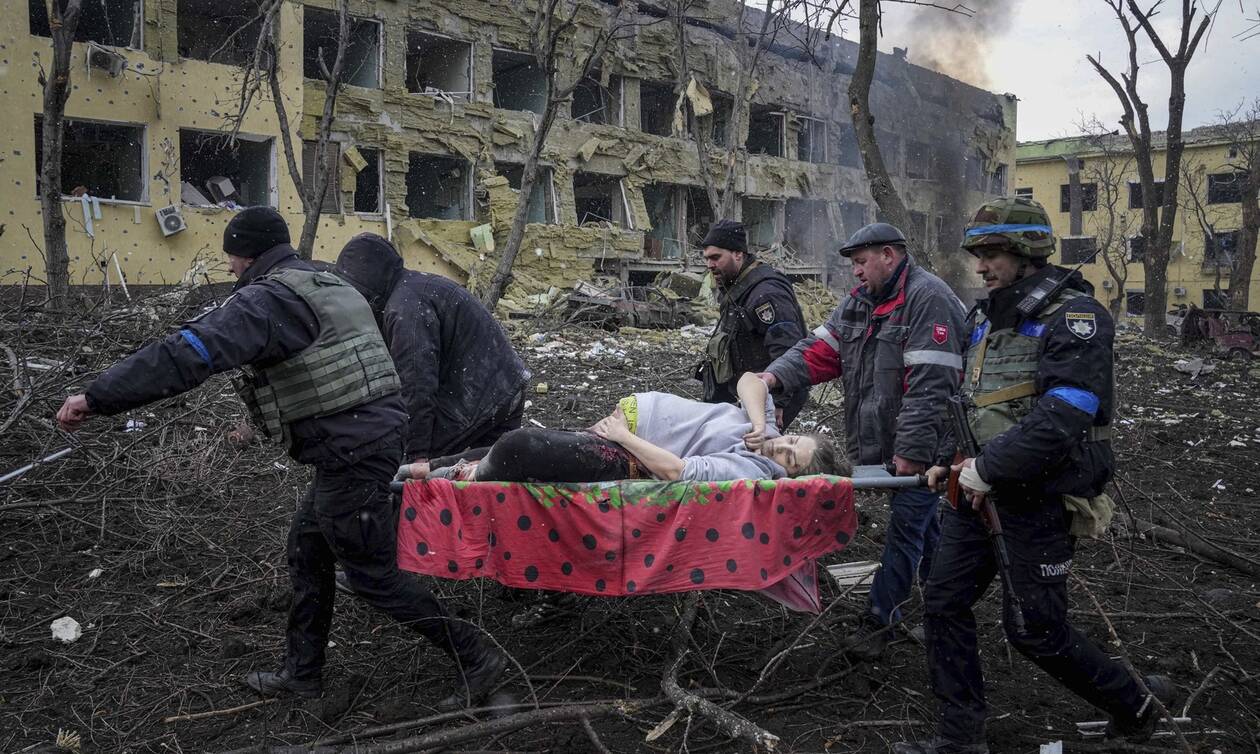 Πόλεμος στην Ουκρανία: Eικόνες αποκάλυψης στην υπό πολιορκία Μαριούπολη - Eτοιμάζουν μαζικούς τάφους