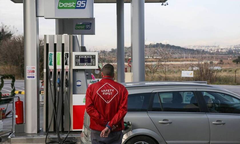 Στα 2,053 ευρώ ανά λίτρο διαμορφώνεται πανελλαδικά η μέση τιμή της απλής αμόλυβδης βενζίνης 
