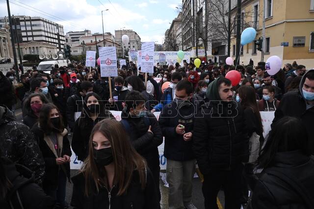Πανεκπαιδευτικό συλλαλητήριο στο κέντρο της Αθήνας για τον πόλεμο στην Ουκρανία