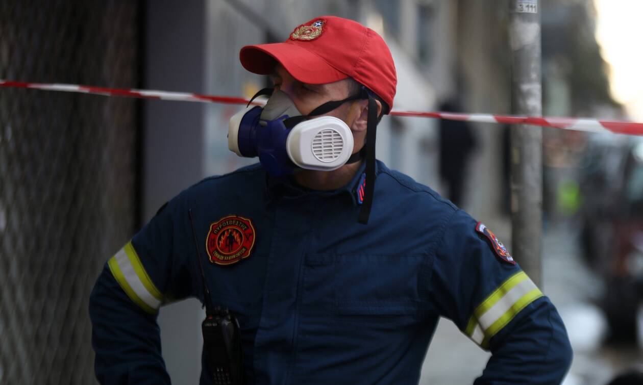Βόλος: Στις φλόγες τυλίχθηκε περιπολικό και 4 συμβατικά οχήματα έξω από το Αστυνομικό τμήμα