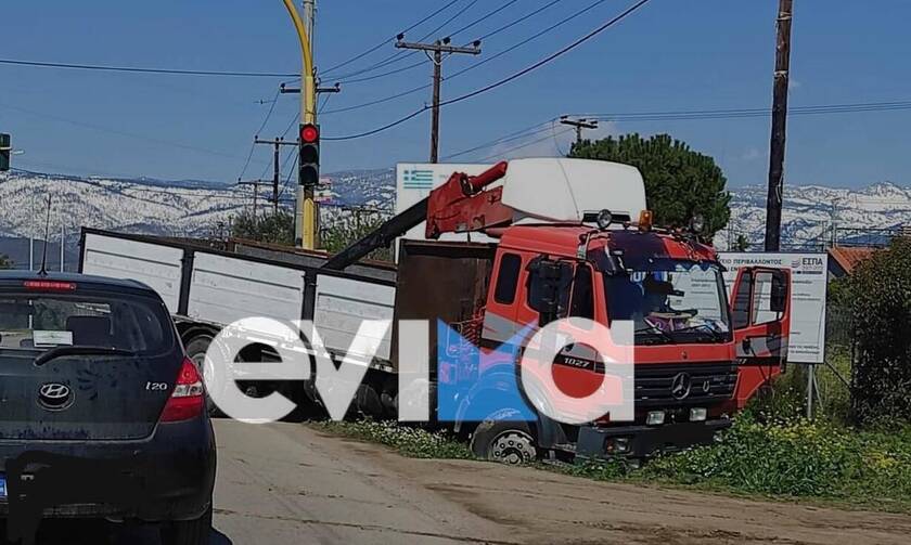 Σοβαρό τροχαίο στην Εύβοια: Φορτηγό έπεσε σε χαντάκι - Τραυματίστηκε ο οδηγός