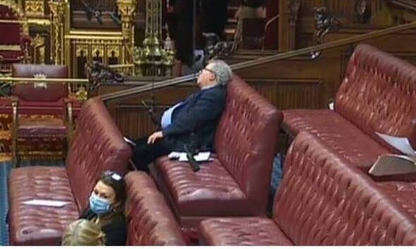 Βρετανία: Βουλευτής κοιμήθηκε την ώρα της συνεδρίασης της βουλής