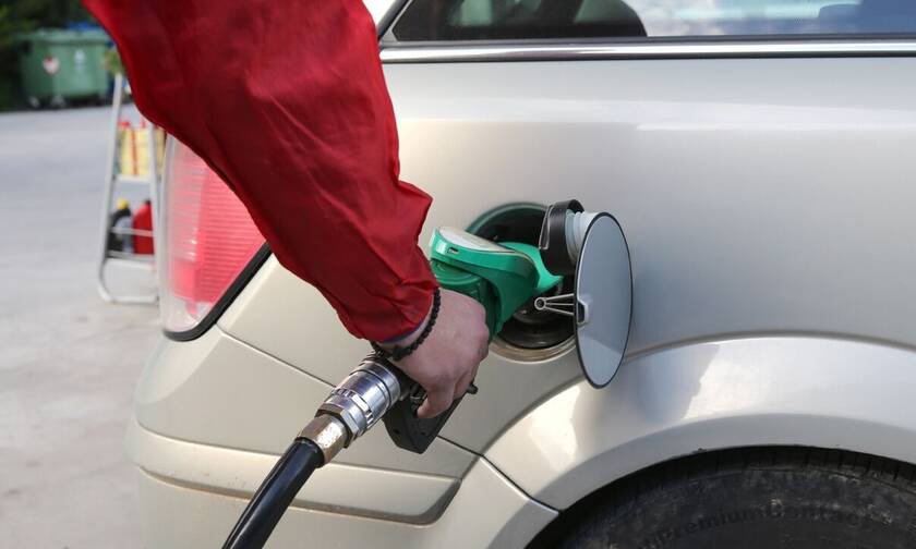 Ειδικά για τα καύσιμα των οχημάτων η κυβερνητική επιδότηση με τις σημερινές τιμές οδηγεί σε μια επιδ