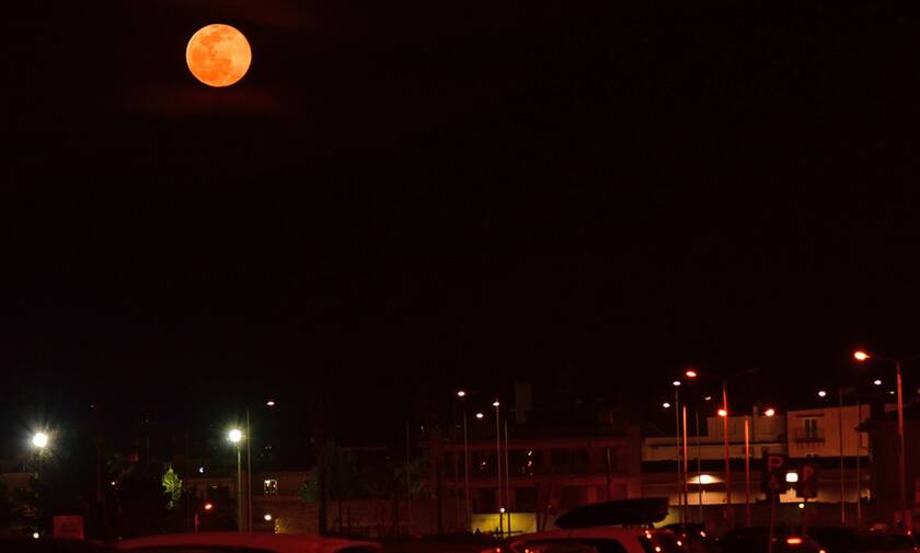 Πανσέληνος Μαρτίου 2022: Τον νυχτερινό ουρανό στόλισε το ολόγιομο «Φεγγάρι του Σκουληκιού»