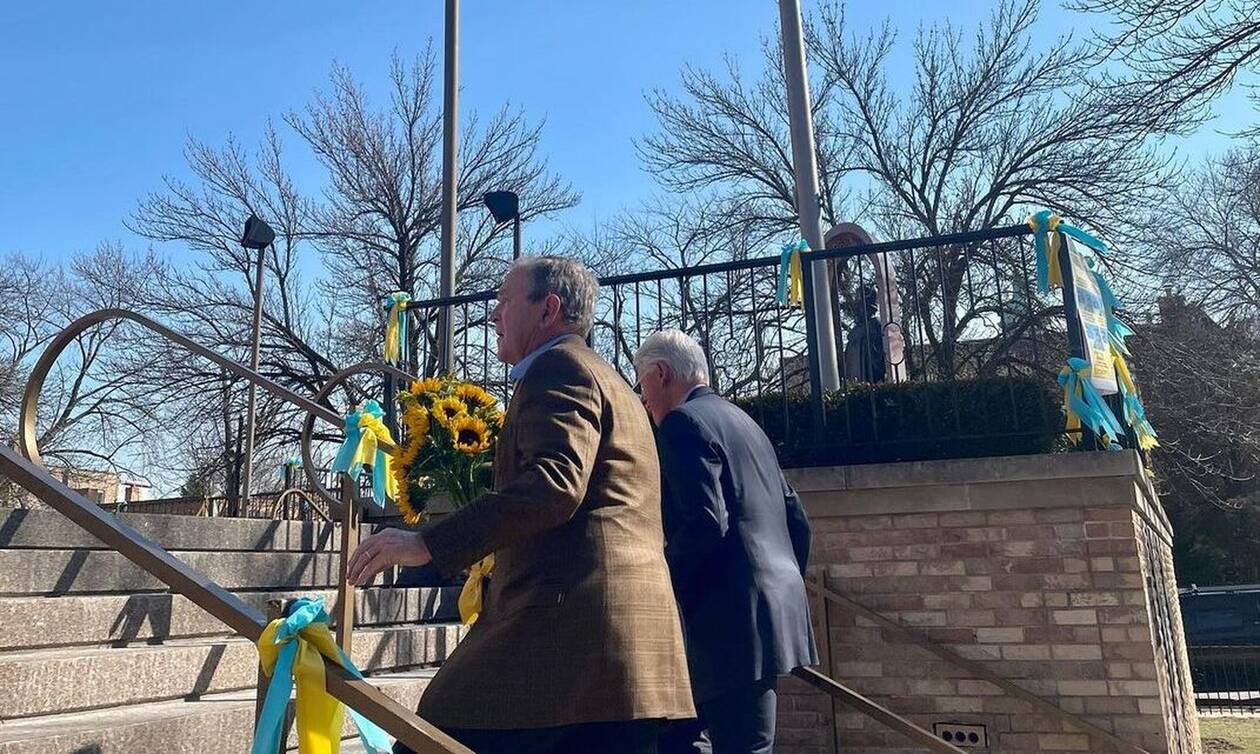ΗΠΑ: Κλίντον και Μπους επισκέφθηκαν ουκρανική εκκλησία στο Σικάγο