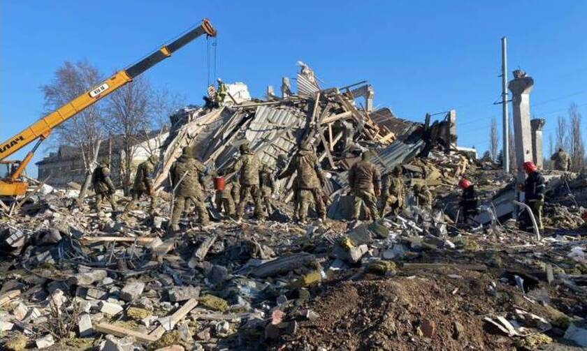 O βομβαρδισμένος στρατώνας στο Μικολάιφ