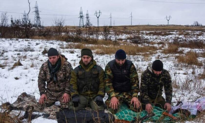 Απίστευτη θηριωδία των Ουκρανών: Θάβουν τους Τσετσένους στρατιώτες με... τομάρια γουρουνιών!