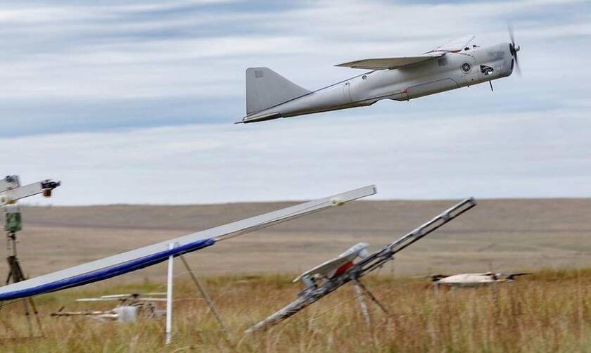 Πόλεμος στην Ουκρανία: Η στιγμή που ρωσικό drone καταστρέφει τεθωρακισμένα οχήματα