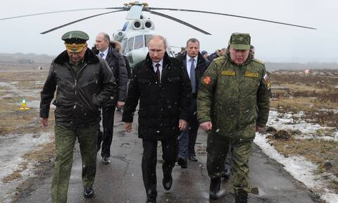 O Πούτιν με τον Σοϊγκού (αριστερά) επιβλέπουν ασκήσεις στην Αγία Πετρούπολη (2014)