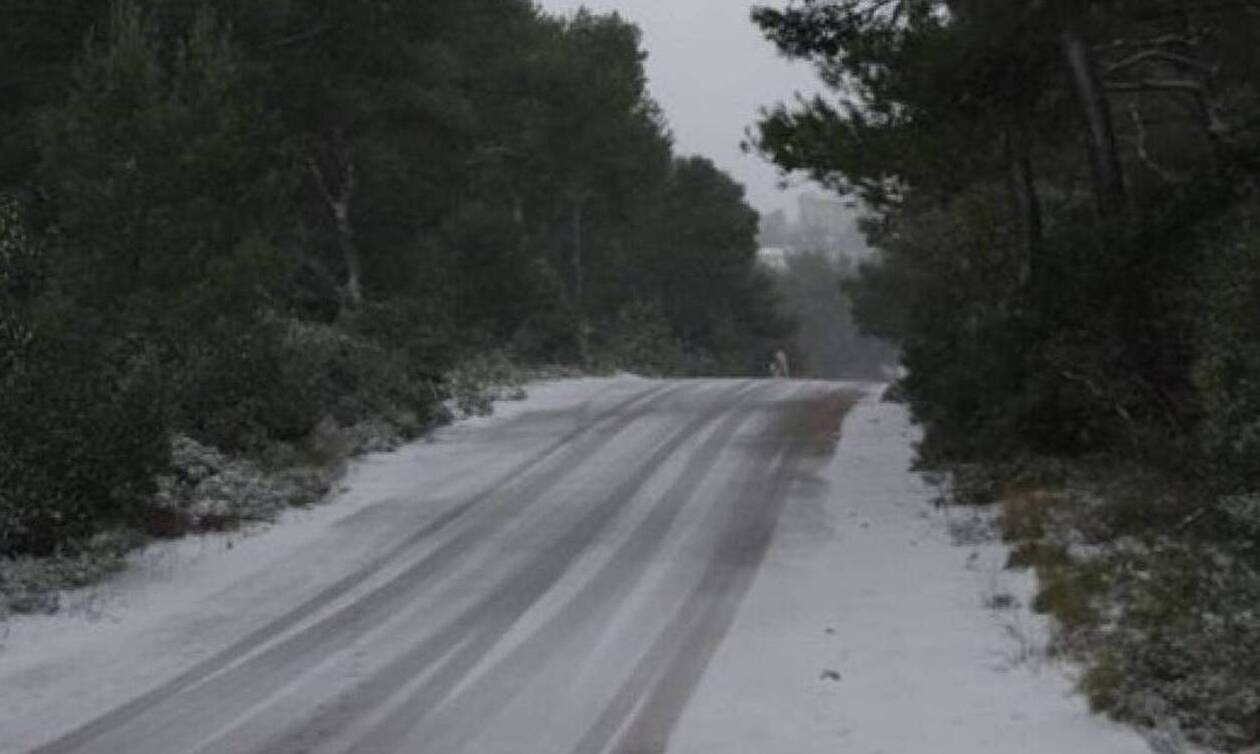 Χιόνια και στην Πάρνηθα – Διακοπή κυκλοφορίας στο ύψος του τελεφερίκ