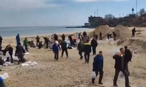 Ουκρανία: Οι πολίτες οχυρώνουν την Οδησσό ακούγοντας...Bon Jovi - Το βίντεο που έγινε viral