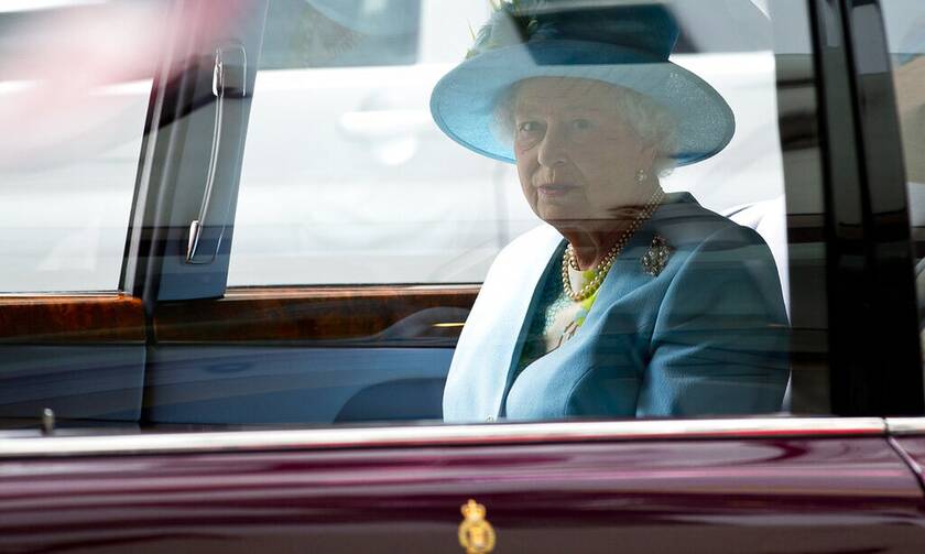Βασίλισσα Ελισάβετ: Σπάνια εμφάνιση μετά τη νόσηση από κορονοϊό - Η βόλτα με την Jaguar