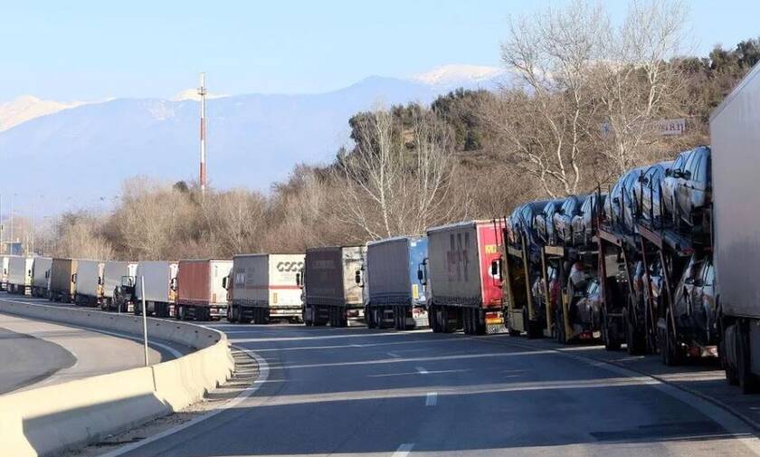 Αποκαλυπτικές εικόνες – Τεράστιες ουρές στα σύνορα Ελλάδας – Βουλγαρίας με φορτηγά να περιμένουν
