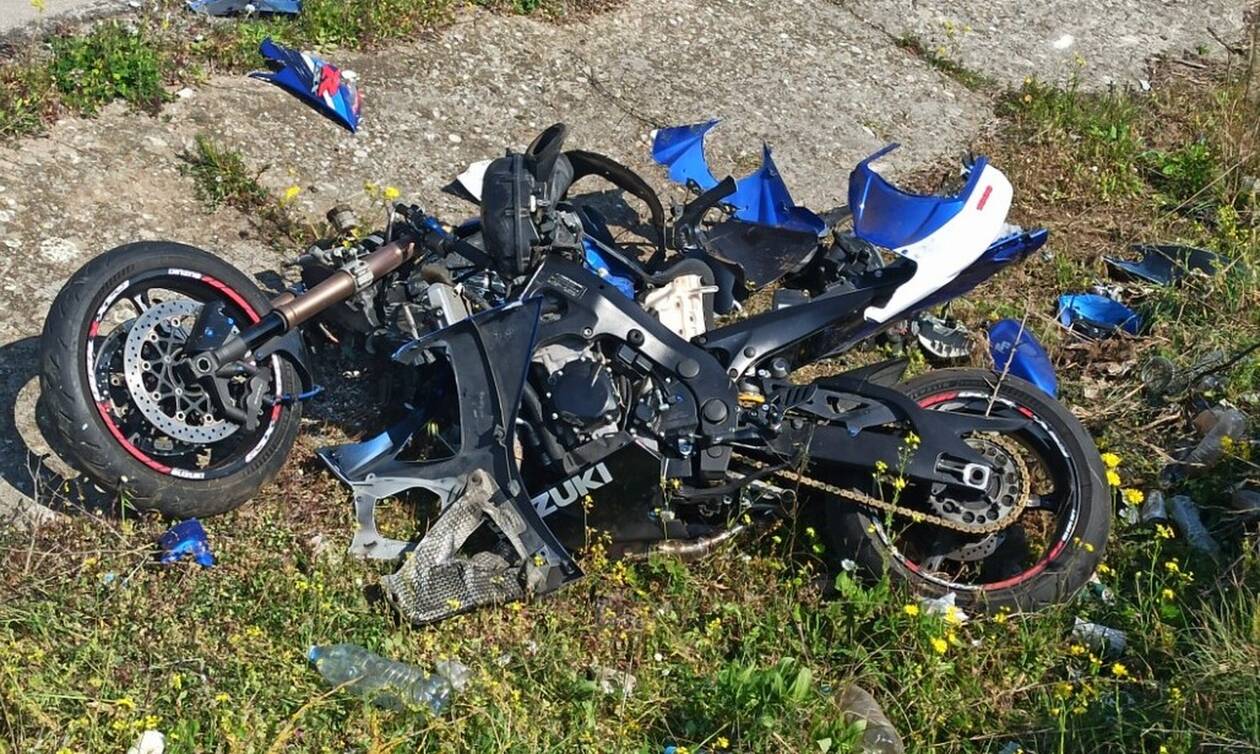 Αμφιλοχία: Μοτοσικλετιστής έχασε τον έλεγχο και έπεσε σε χαντάκι - Διαλύθηκε η μηχανή του