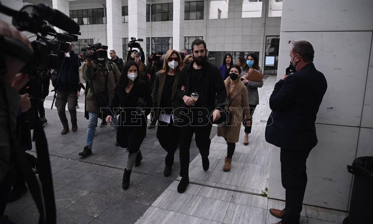 Έφτασε στα δικαστήρια ο Πέτρος Φιλιππίδης - Τον «φυγάδευσαν» από το κυλικείο