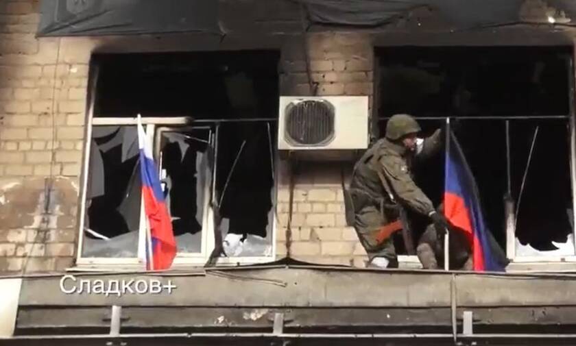 Υψώθηκε η ρωσική σημαία στη Μαριούπολη - «Μας απελευθερώσατε», λένε συγκινημένοι οι ρωσόφωνοι
