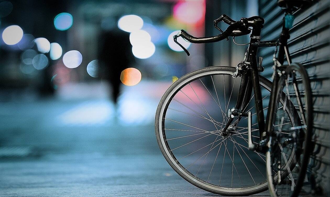 Κολωνός: Νεαρός ποδηλάτης επιτέθηκε σε 86χρονη για να τη βιάσει στη μέση του δρόμου