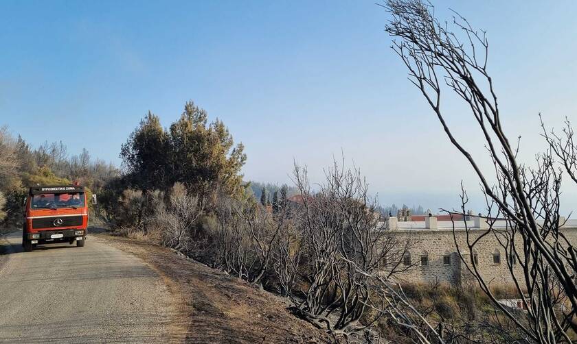 Σε εξέλιξη η φωτιά στη Σάμο: «Καίει σε δύσβατα εδάφη», λέει ο δήμαρχος στο Newsbomb.gr