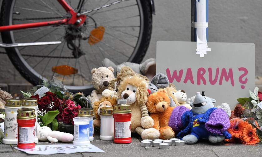Ένα τεράστιο «γιατί» και αρκουδάκια για τα δολοφονημένα παιδιά στο σημείο της τραγωδίας 