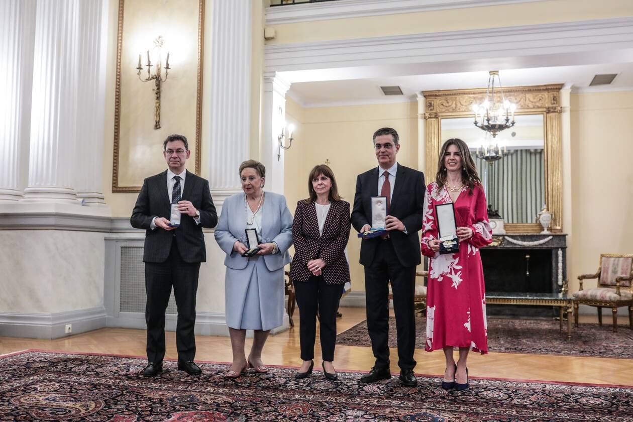 Κατερίνα Σακελλαροπούλου: Βράβευσε τον Άλμπερτ Μπουρλά και άλλες προσωπικότητες στο Προεδρικό Μέγαρο