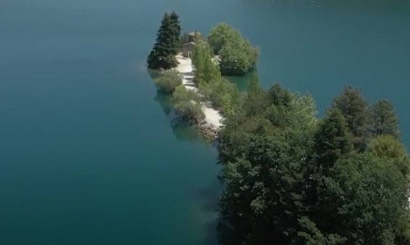 Η τεχνητή λίμνη Δόξα Φενεού, το αλπικό τοπίο και το ιστορικό μοναστήρι (video)