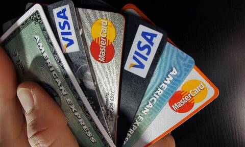 Έρευνα αποκαλύπτει: Κάθε εβδομάδα καταναλώνουμε μία πιστωτική κάρτα σε μικροπλαστικά!