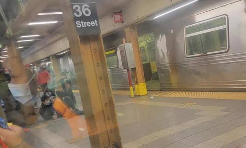 Οι πρώτες στιγμές μετά την αιματηρή επίθεση στο μετρό της Νέας Υόρκης - Δείτε βίντεο