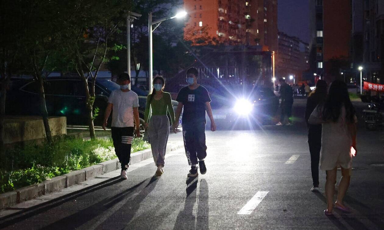Αδιανόητες σκηνές στην Σαγκάη: Πάνοπλοι αστυνομικοί εφορμούν σε σπίτια και αρπάζουν ασθενείς