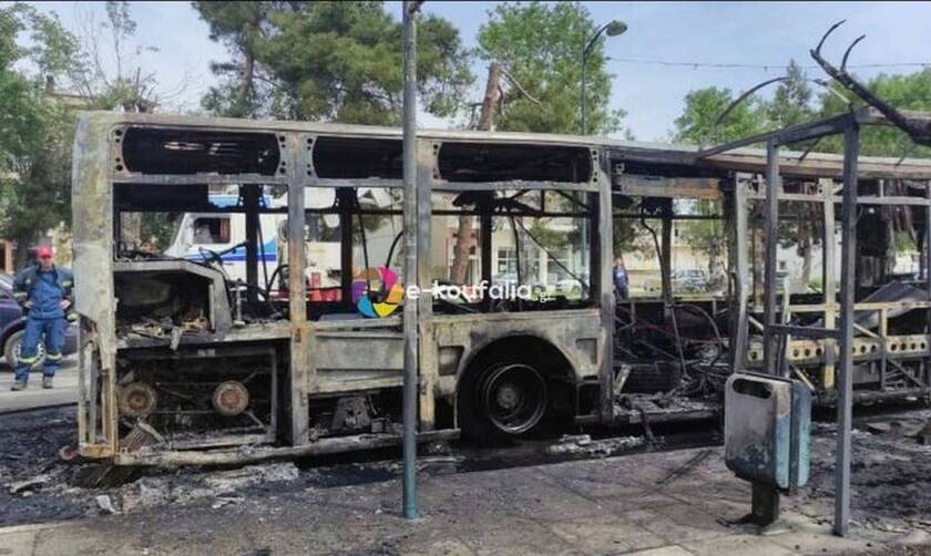 Θεσσαλονίκη: Λεωφορείο γεμάτο επιβάτες τυλίχθηκε στις φλόγες εν κινήσει 