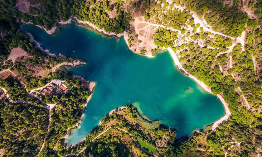 Τσιβλού: Η λίμνη με το «θαμμένο χωριό» στα νερά της