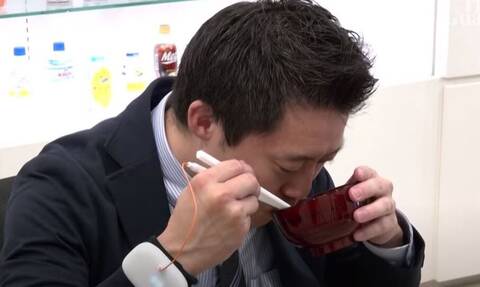 Ιάπωνες εφηύραν τα ηλεκτρονικά τσοπστικ για να κάνουν το φαγητό τους πιο αλμυρό!