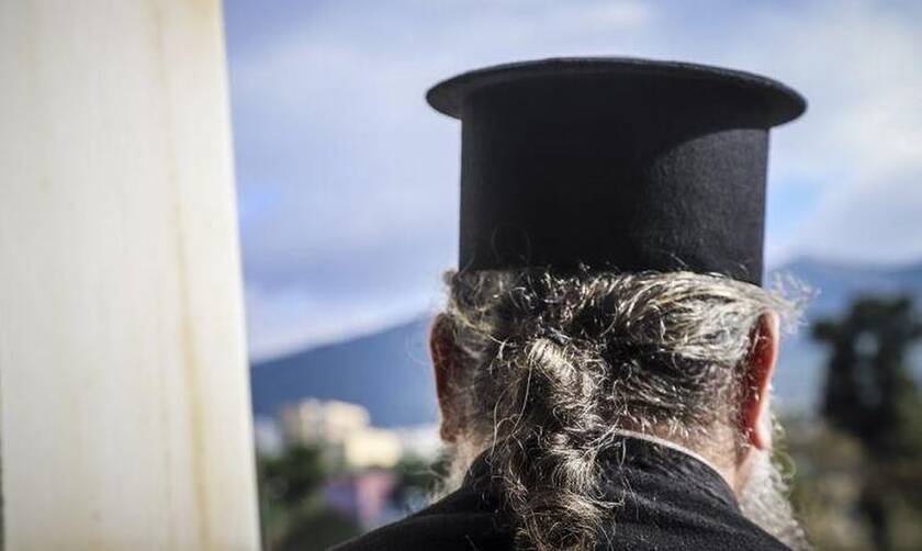 Κρήτη: Ιερέας έκανε τις γυναίκες στην εκκλησία να φύγουν κλαίγοντας