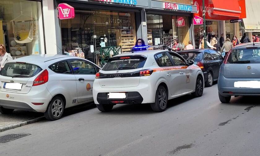 Λάρισα: Πασχαλινό ρεσιτάλ παράνομης στάθμευσης στο κέντρο της πόλης