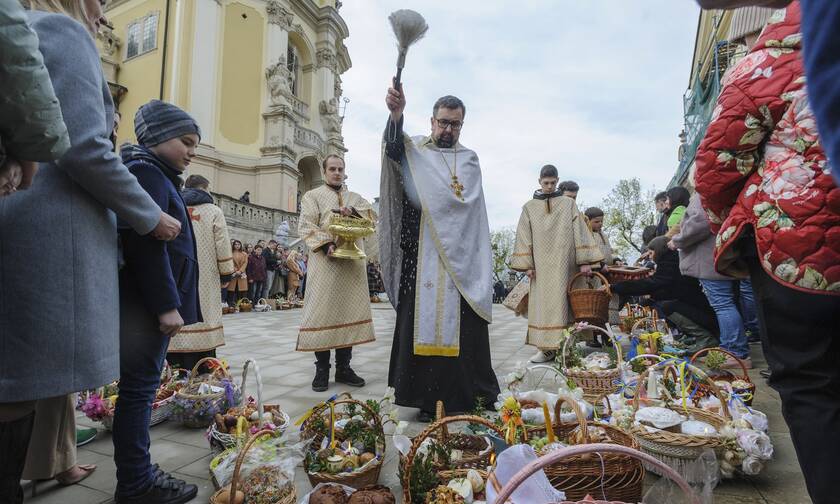 Ιερέας ευλογεί τους πιστούς στο Λβιβ της Ουκρανίας