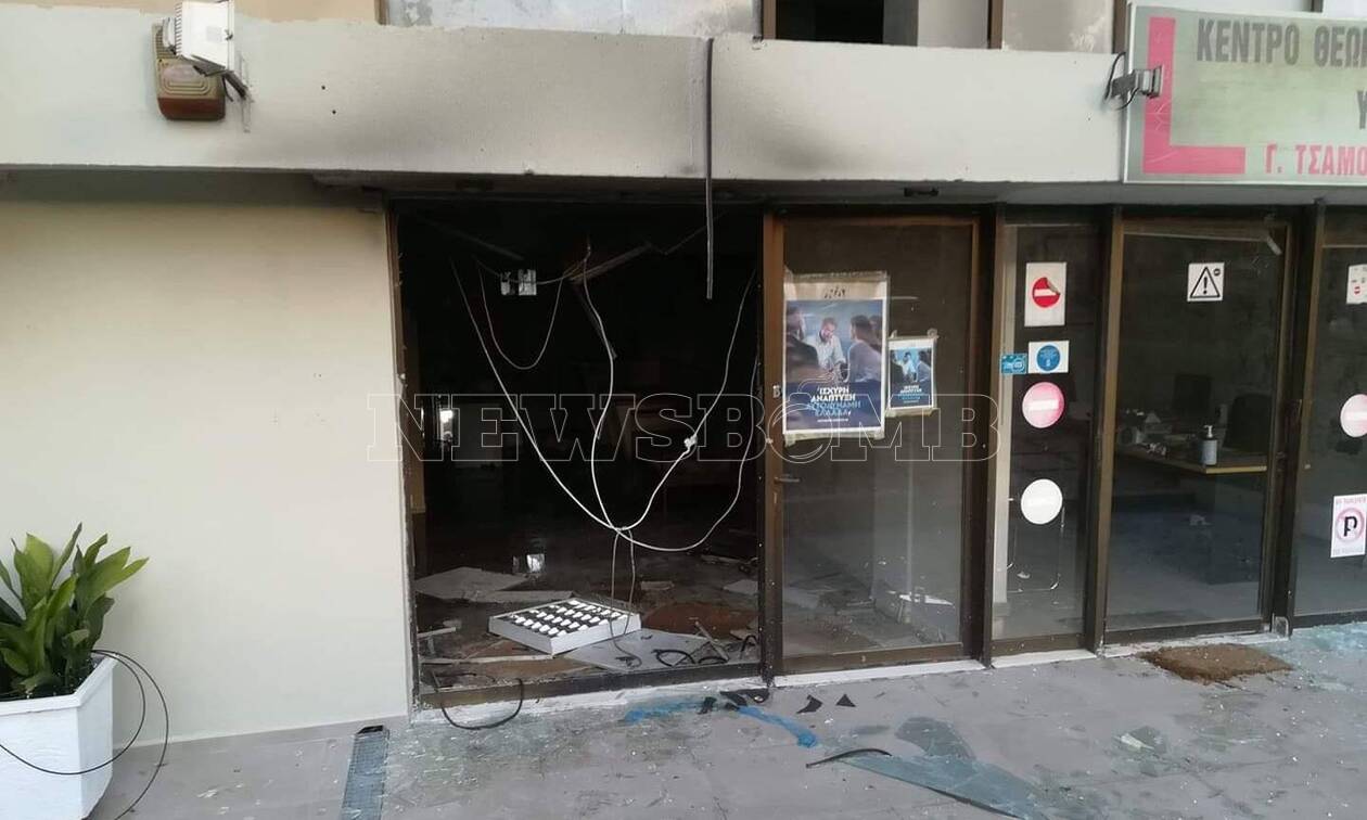 Πεύκη: Επίθεση με εμπρηστικό μηχανισμό στα γραφεία της ΝΔ (pics)
